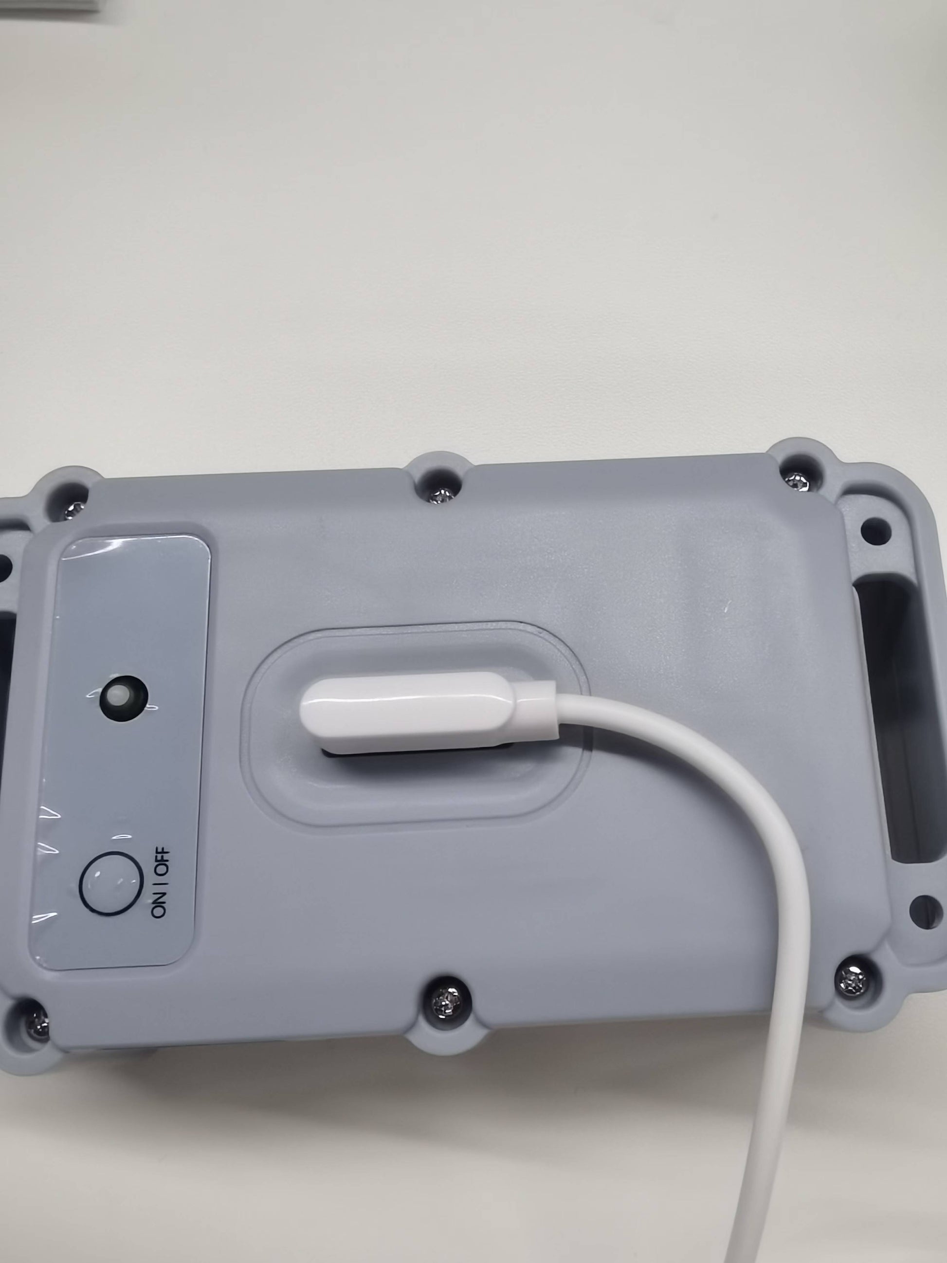 AN-122D LoRaWAN GPS Tracker rear controls and connector